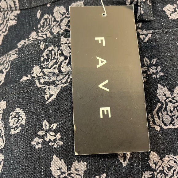 FAVE Women’s Roses 🌹 Pattern Jeans - Picture 7 of 8